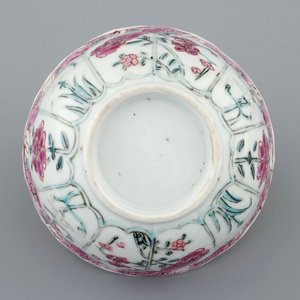 A Chinese famille rose cup and saucer, Qianlong, 18th C. — 照片 5