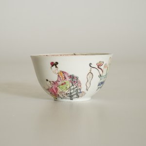 A Chinese famille rose cup and saucer with a lady and a boy, Yongzheng — 照片 12