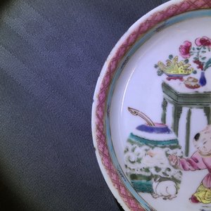 A Chinese famille rose cup and saucer with a lady and a boy, Yongzheng — 照片 22