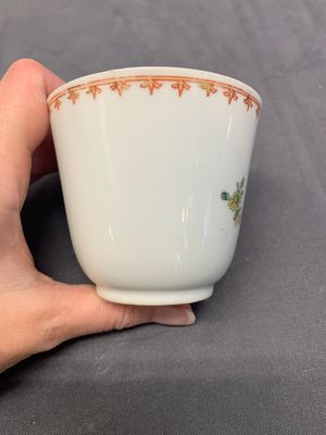 A Chinese famille rose cup and saucer with a lady playing flute, a boy and a phoenix, Qianlong — photo 11