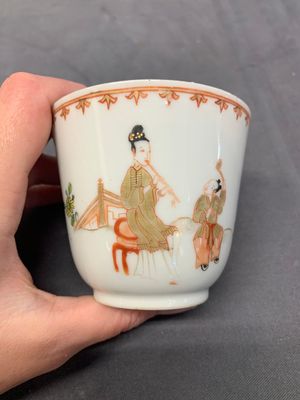 A Chinese famille rose cup and saucer with a lady playing flute, a boy and a phoenix, Qianlong — photo 6
