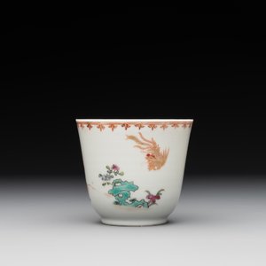 A Chinese famille rose cup and saucer with a lady playing flute, a boy and a phoenix, Qianlong — photo 5