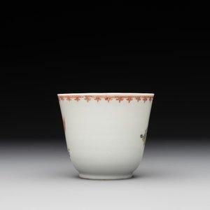 A Chinese famille rose cup and saucer with a lady playing flute, a boy and a phoenix, Qianlong — photo 6