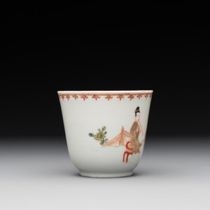 A Chinese famille rose cup and saucer with a lady playing flute, a boy and a phoenix, Qianlong — photo 7