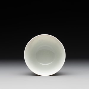 A Chinese famille rose cup and saucer with a lady playing flute, a boy and a phoenix, Qianlong — photo 8