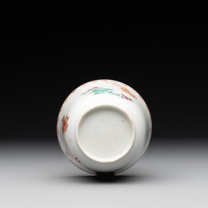 A Chinese famille rose cup and saucer with a lady playing flute, a boy and a phoenix, Qianlong — photo 9