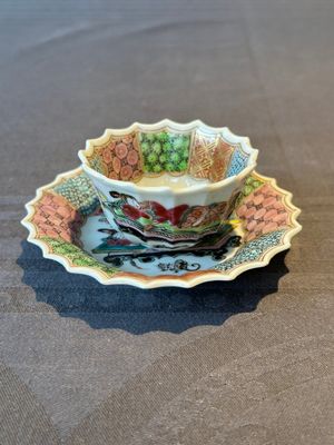 A Chinese famille rose cup and saucer with a reclined lady, Qianlong — foto 1