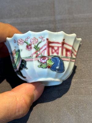 A Chinese famille rose cup and saucer with a reclined lady, Qianlong — foto 11