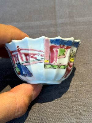 A Chinese famille rose cup and saucer with a reclined lady, Qianlong — foto 12