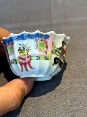 A Chinese famille rose cup and saucer with a reclined lady, Qianlong — foto 13
