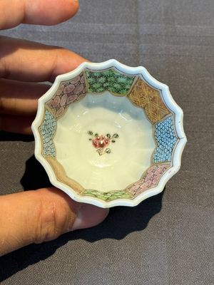 A Chinese famille rose cup and saucer with a reclined lady, Qianlong — foto 14