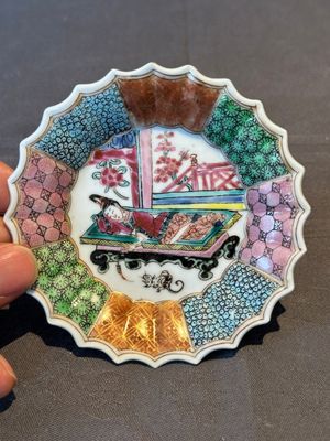 A Chinese famille rose cup and saucer with a reclined lady, Qianlong — foto 2