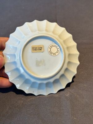 A Chinese famille rose cup and saucer with a reclined lady, Qianlong — foto 5
