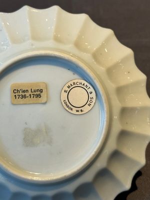 A Chinese famille rose cup and saucer with a reclined lady, Qianlong — foto 6