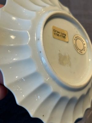 A Chinese famille rose cup and saucer with a reclined lady, Qianlong — foto 7