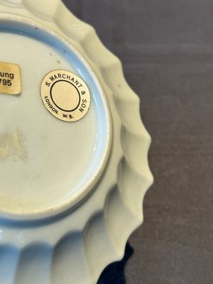 A Chinese famille rose cup and saucer with a reclined lady, Qianlong — foto 8