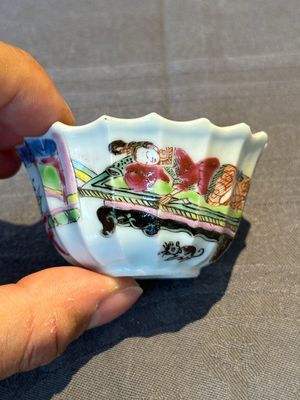 A Chinese famille rose cup and saucer with a reclined lady, Qianlong — foto 9