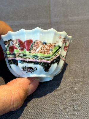 A Chinese famille rose cup and saucer with a reclined lady, Qianlong — foto 10