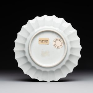 A Chinese famille rose cup and saucer with a reclined lady, Qianlong — foto 3