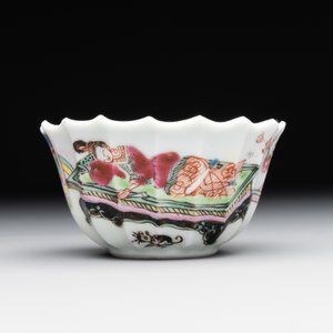 A Chinese famille rose cup and saucer with a reclined lady, Qianlong — foto 4