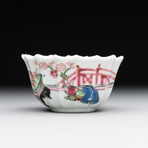 A Chinese famille rose cup and saucer with a reclined lady, Qianlong — foto 5