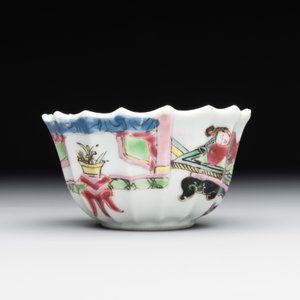 A Chinese famille rose cup and saucer with a reclined lady, Qianlong — foto 7