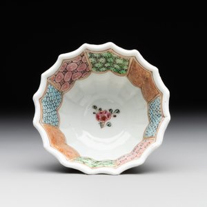 A Chinese famille rose cup and saucer with a reclined lady, Qianlong — foto 8
