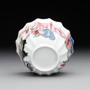 A Chinese famille rose cup and saucer with a reclined lady, Qianlong — foto 9