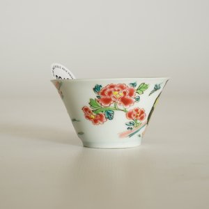 A Chinese famille rose cup and saucer with a tea-drinking scene, Yongzheng — 照片 14