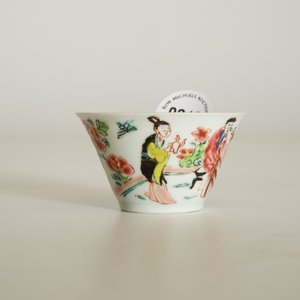 A Chinese famille rose cup and saucer with a tea-drinking scene, Yongzheng — 照片 15