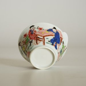 A Chinese famille rose cup and saucer with a tea-drinking scene, Yongzheng — 照片 17