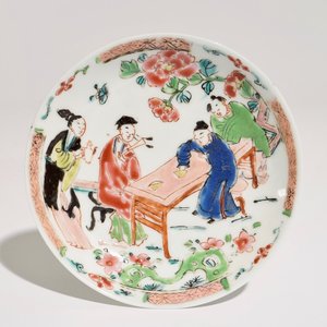 A Chinese famille rose cup and saucer with a tea-drinking scene, Yongzheng — 照片 2
