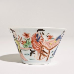 A Chinese famille rose cup and saucer with a tea-drinking scene, Yongzheng — 照片 5