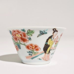 A Chinese famille rose cup and saucer with a tea-drinking scene, Yongzheng — 照片 6