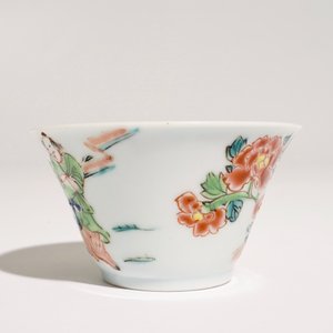 A Chinese famille rose cup and saucer with a tea-drinking scene, Yongzheng — 照片 7