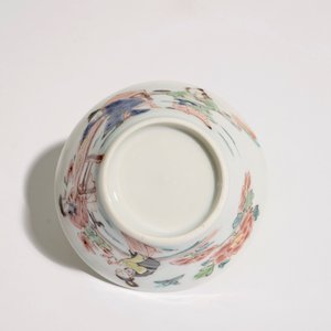 A Chinese famille rose cup and saucer with a tea-drinking scene, Yongzheng — 照片 9