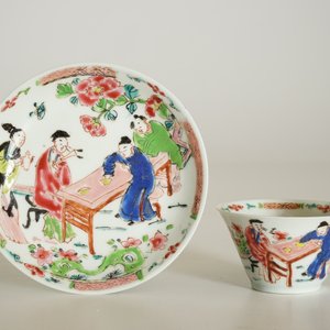 A Chinese famille rose cup and saucer with a tea-drinking scene, Yongzheng — 照片 10