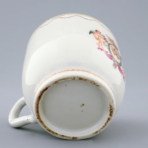 A Chinese famille rose cup and saucer with cherubs, Qianlong, 18th C. — 照片 5