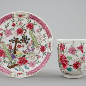A Chinese famille rose cup and saucer with deer, Yongzheng/Qianlong — photo 1