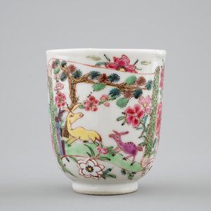 A Chinese famille rose cup and saucer with deer, Yongzheng/Qianlong — photo 6