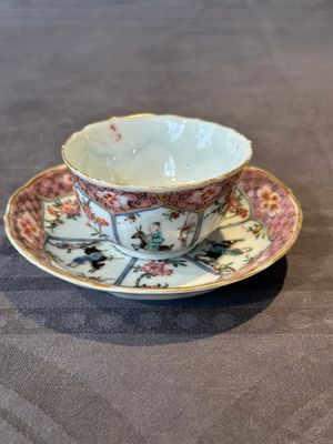 A Chinese famille rose cup and saucer with figures and animals, Yongzheng — foto 1