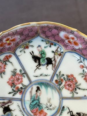 A Chinese famille rose cup and saucer with figures and animals, Yongzheng — foto 11