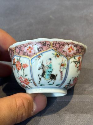 A Chinese famille rose cup and saucer with figures and animals, Yongzheng — foto 2