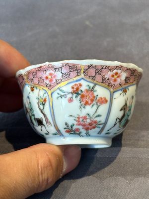 A Chinese famille rose cup and saucer with figures and animals, Yongzheng — foto 3