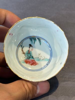 A Chinese famille rose cup and saucer with figures and animals, Yongzheng — foto 5