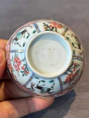 A Chinese famille rose cup and saucer with figures and animals, Yongzheng — foto 6
