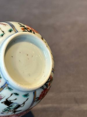 A Chinese famille rose cup and saucer with figures and animals, Yongzheng — foto 8
