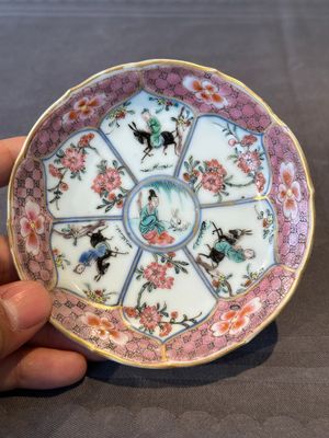 A Chinese famille rose cup and saucer with figures and animals, Yongzheng — foto 9