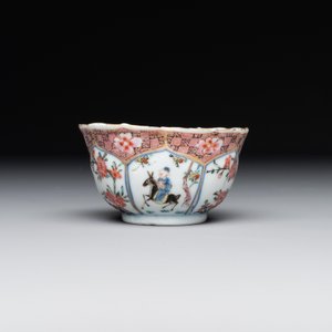 A Chinese famille rose cup and saucer with figures and animals, Yongzheng — foto 4