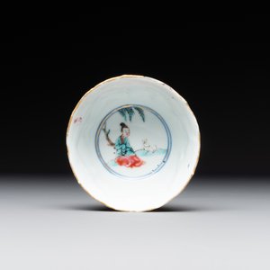 A Chinese famille rose cup and saucer with figures and animals, Yongzheng — foto 7